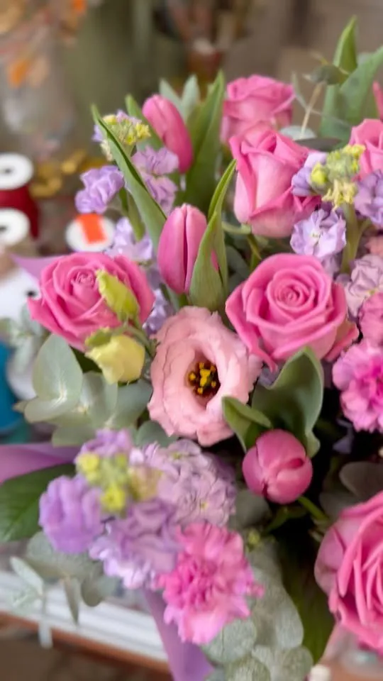 Rozā rožu, tulpju un eustomu pušķis FLORIKA salonā